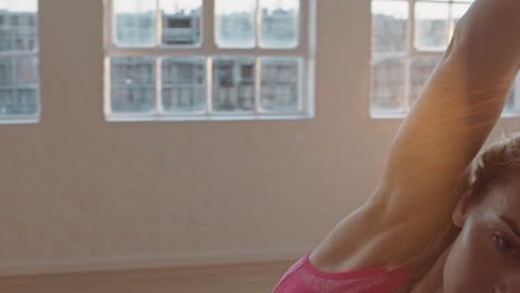 Hermoso-Instructor-De-Clase-De-Yoga-Enseñando-A-Un-Grupo-Joven-Practicando-Pose-De-Guerrero-Disfrutando-De-Un-Estilo-De-Vida-Saludable-Haciendo-Ejercicio-En-El-Estudio-Al-Amanecer.