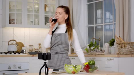 demostración de cocina con vino rojo
