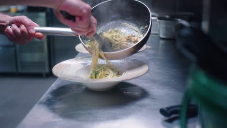 el cocinero sirviendo una comida con pasta y salmón