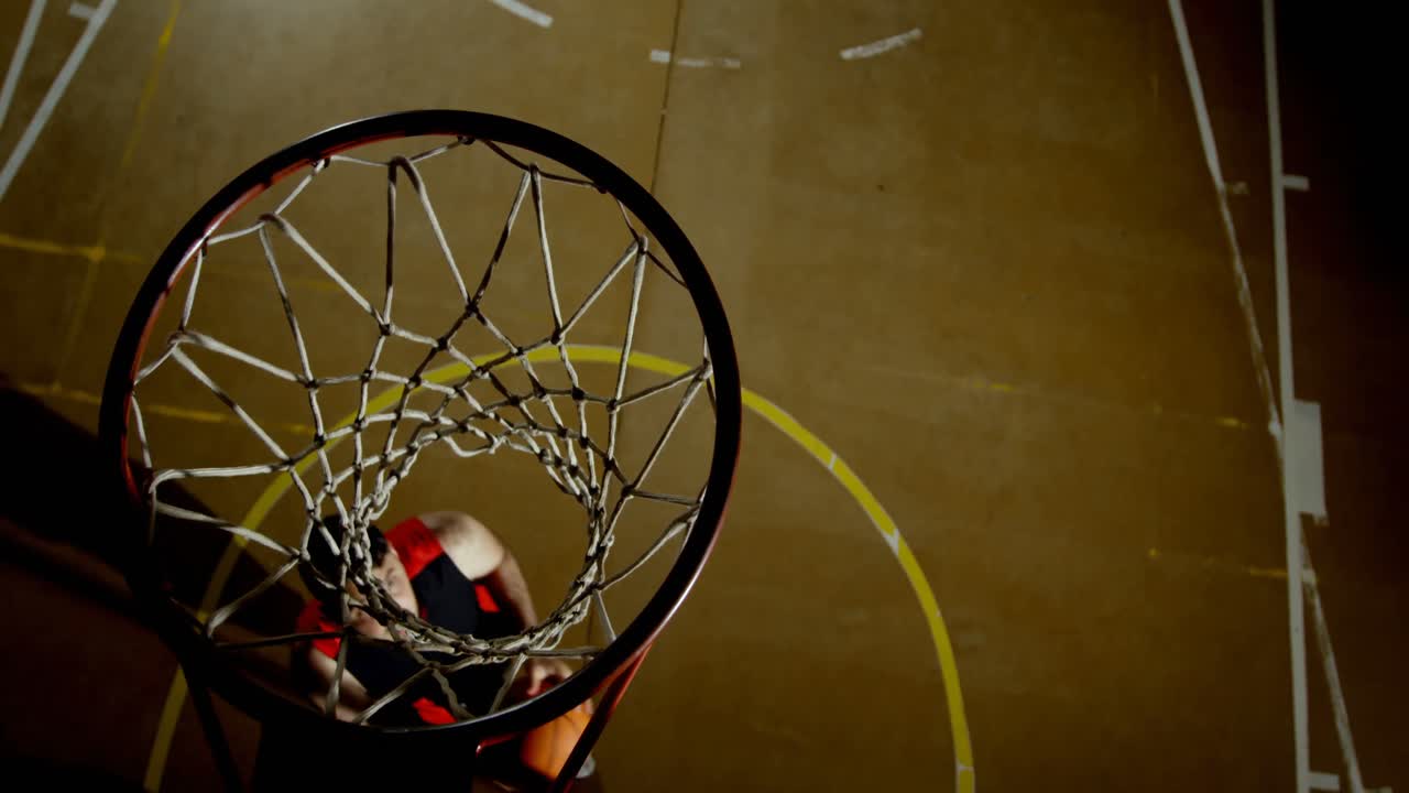 jugador de baloncesto masculino jugando en la cancha 4k