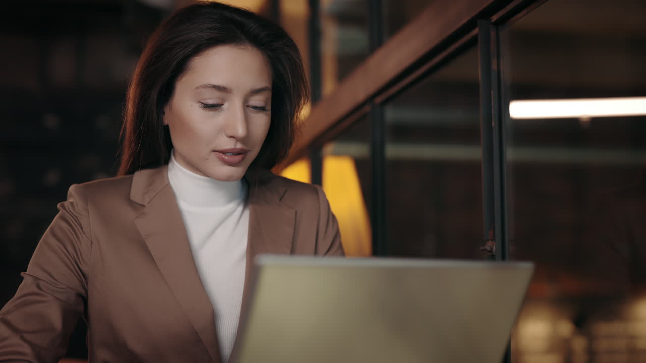 사무실에서 노트북에서 일하는 사업가