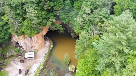 video de dron de 4k del tren minero y la cueva en el pueblo esmeralda cerca de la pequeña suiza, nc el día de verano