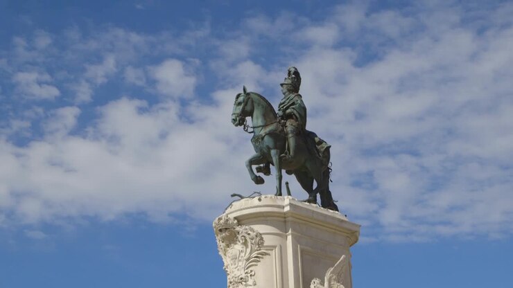 Statua di Re José in Praça do Comércio filmata a Lisbona, Portogallo