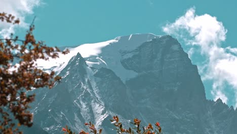 gente caminando hacia la fuente del río ganges en la región gangotri de la india