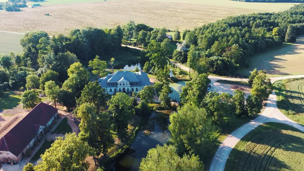 Dwór Abgunste w parafii Zalenieku, region Jelgavas, Łotwa, Europa.