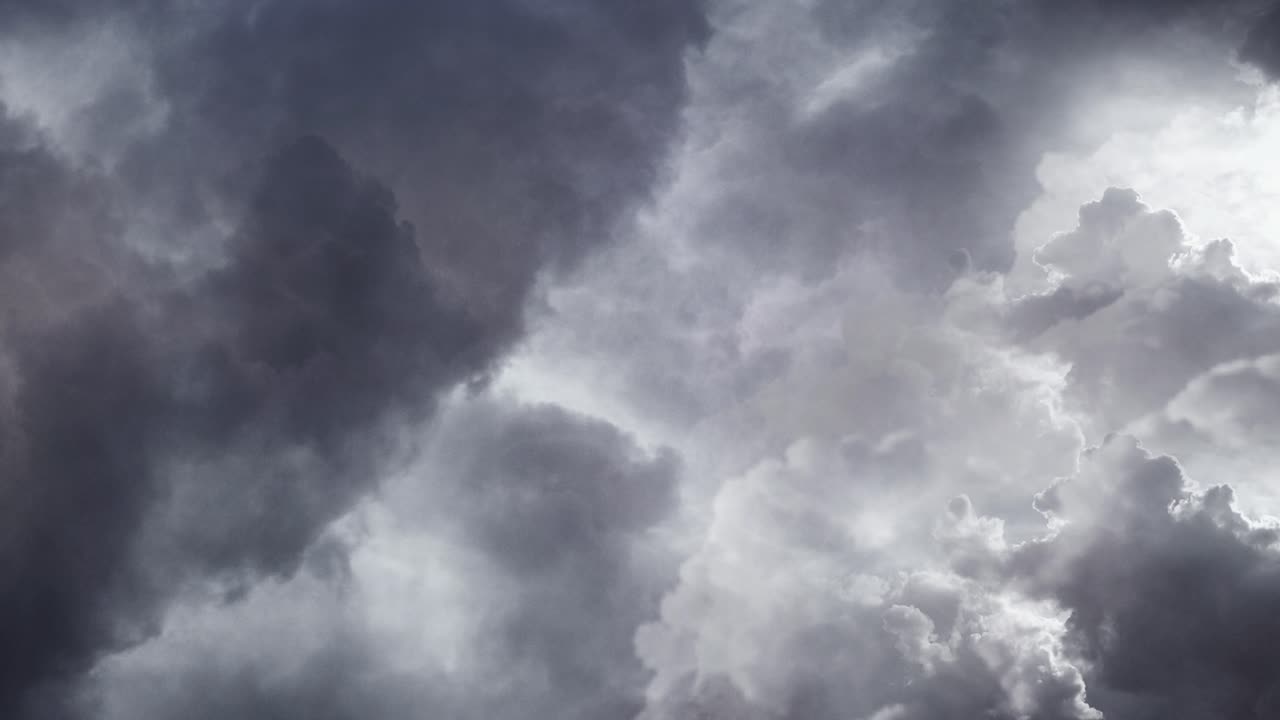 nubes oscuras y una tormenta ocurre dentro de las nubes cumulonimbus