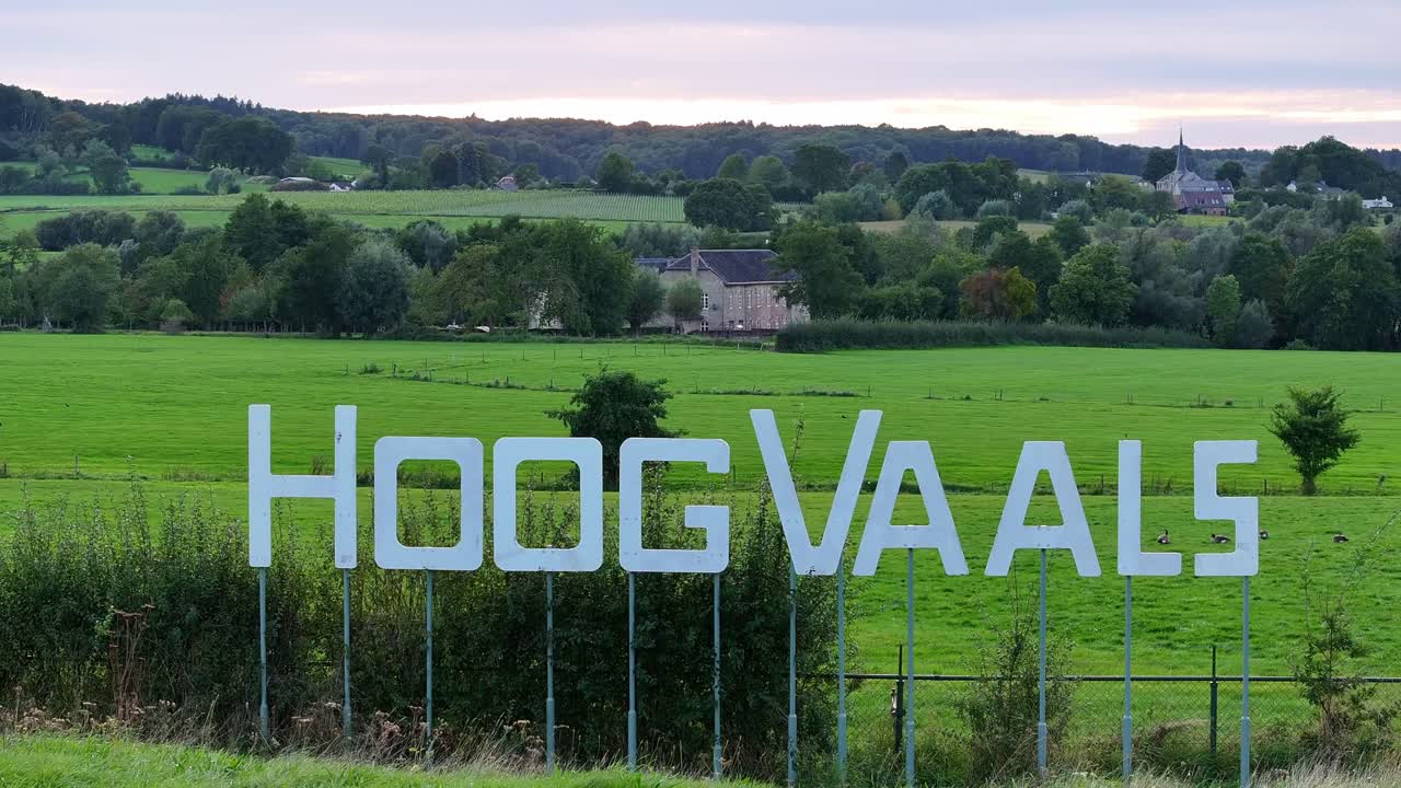 Skilt reist i det nederlandske landskapet for ferieparken Landal Hoog Vaals.