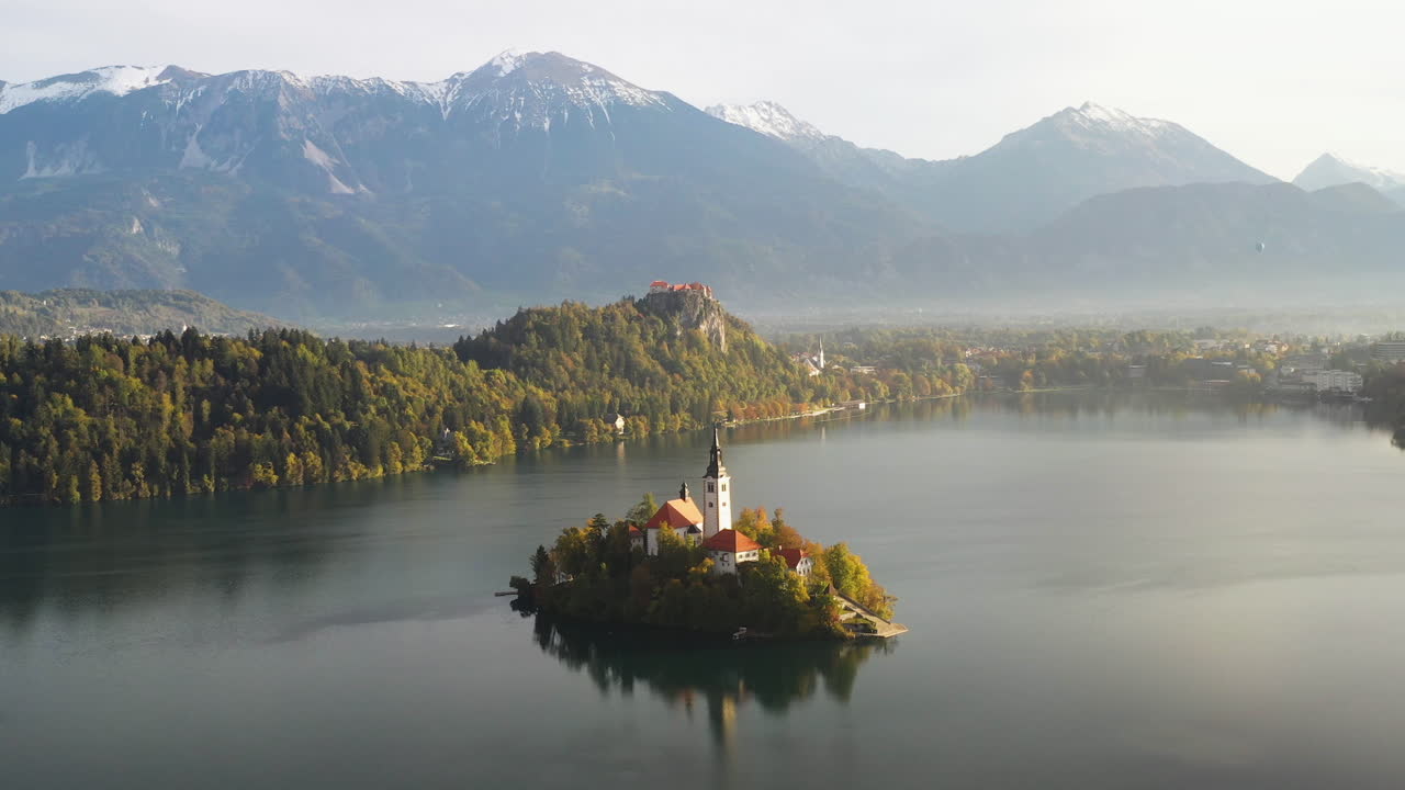 Ampia ripresa rotante con drone della Chiesa del Pellegrinaggio dell'Assunzione di Maria, Slovenia