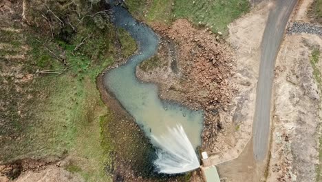 Vuelo-Lento-Panoramización-Sobre-La-Salida-De-Agua-En-El-Lago-Nillahcootie,-Victoria,-Australia,-Junio-De-2019