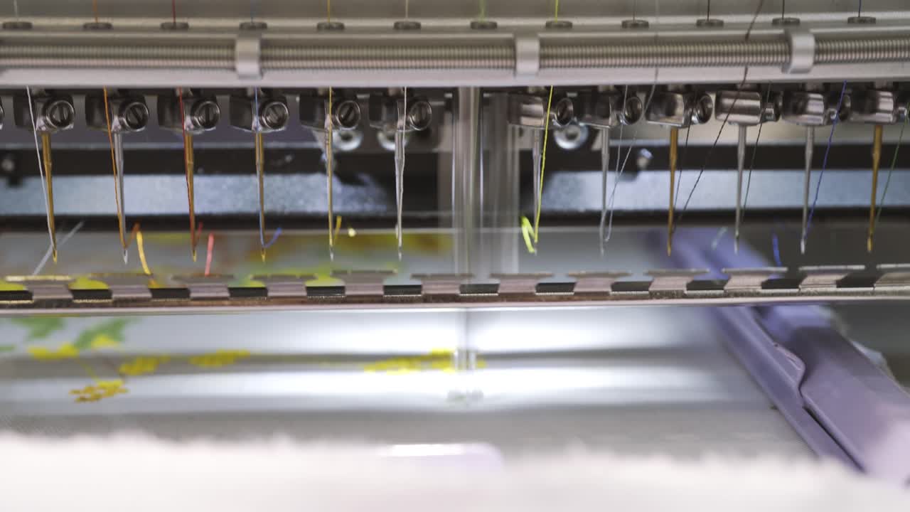 Máquina de costura industrial automática para ponto por padrão digital. Indústria têxtil moderna.
