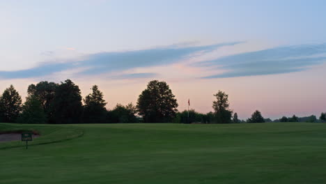 Wunderschöner-Golfplatzpark-Bei-Sonnenuntergang.-Abends-Geht-Die-Sonne-In-Der-Parklandschaft-Im-Morgengrauen-Unter