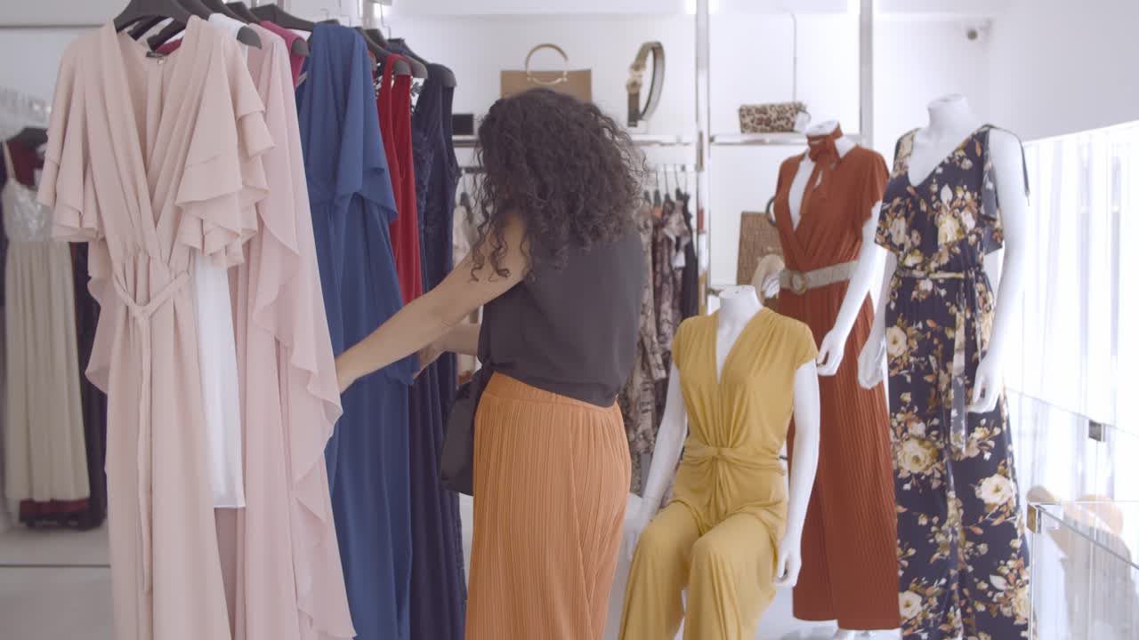 휴대 전화로 말하는 쾌활한 라틴 여성