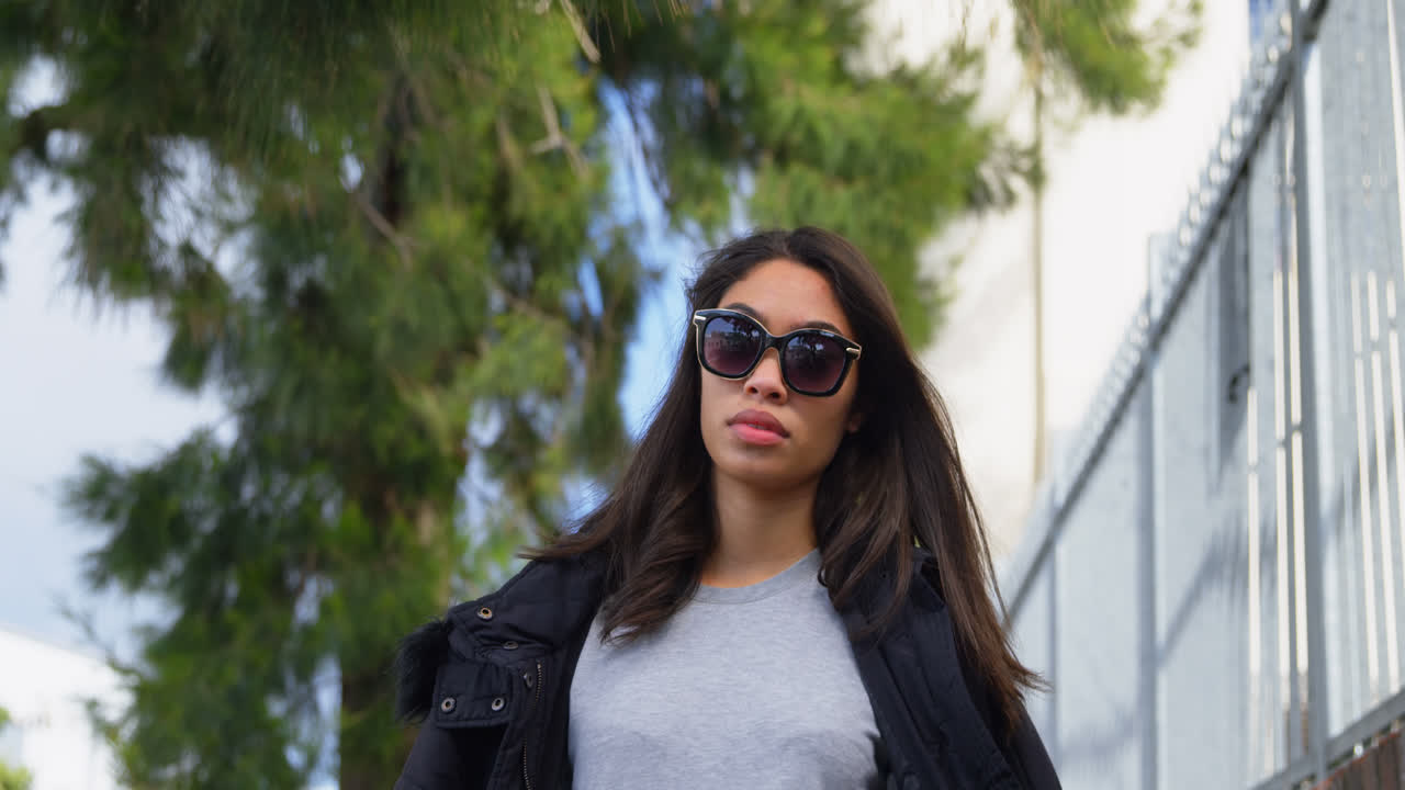 mujer hermosa caminando por la calle 4k