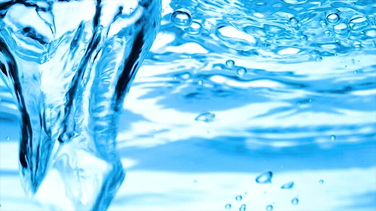 Cubetti di ghiaccio che cadono sott'acqua al rallentatore