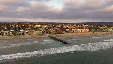 Vista-Desde-El-Océano-De-La-Ciudad-De-Imperial-Beach-En-San-Diego,-California-Con-Un-Espectacular-Cielo-De-Puesta-De-Sol