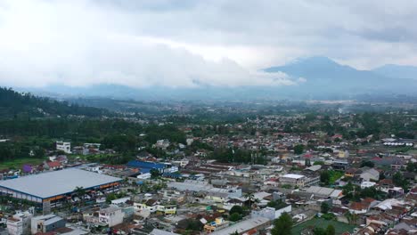 montañas y horizonte residencial de bandung en un día nublado en indonesia, antena
