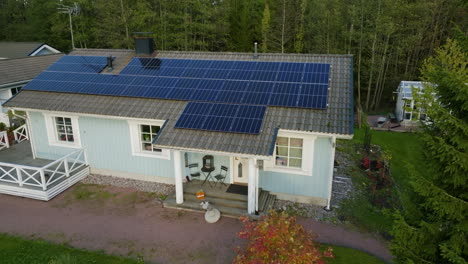 Luftaufnahme-Um-Ein-Einfamilienhaus-Mit-Photovoltaikzellen,-Herbstabend