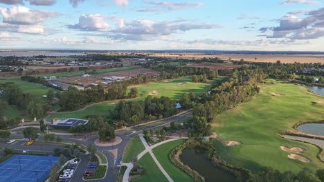 Über-Die-Tennisplätze-Und-Den-Parkplatz-Des-Sebel-Hotels-Und-Weiter-Zum-Black-Bull-Golfplatz-In-Yarrawonga