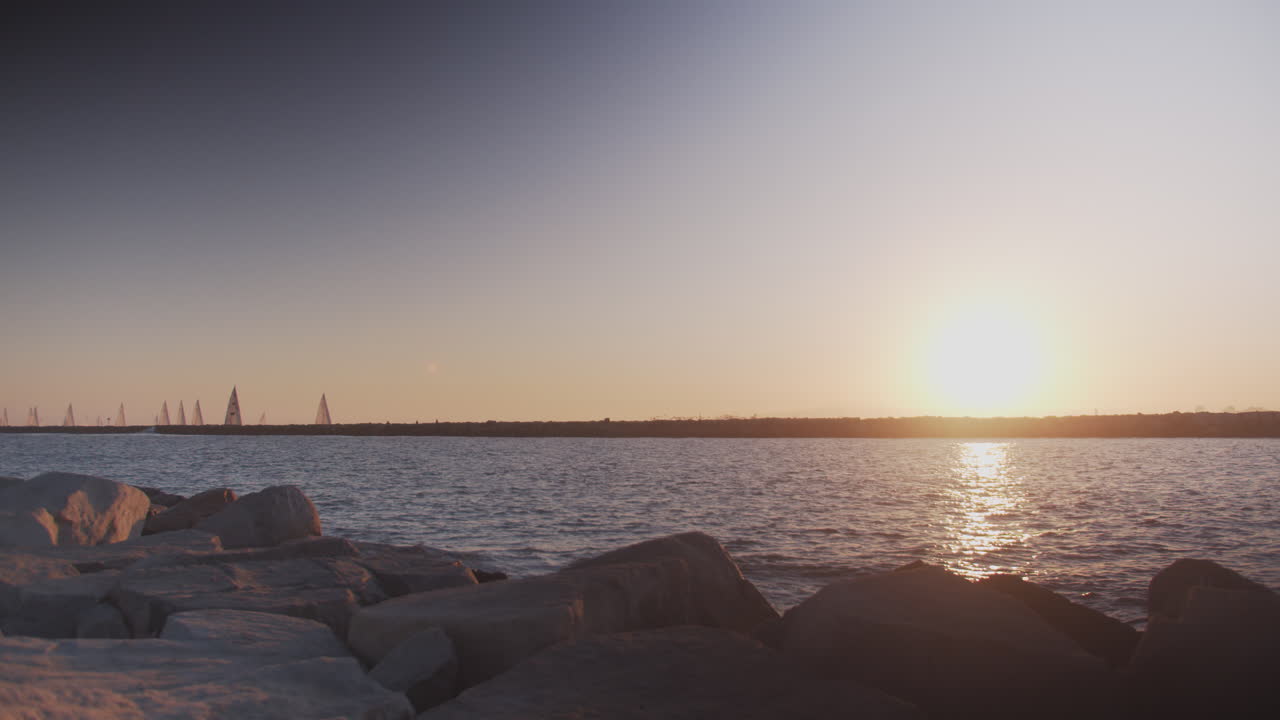 태평양 운하의 먼 범선