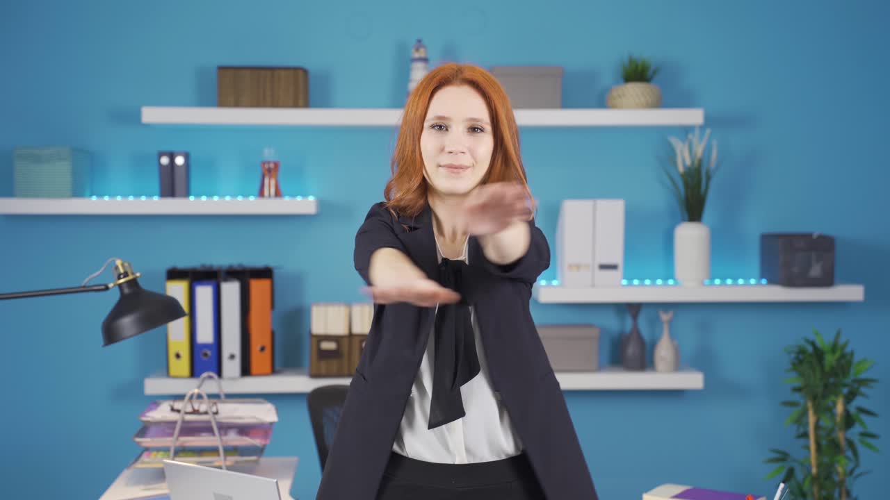 Exercícios que podem ser feitos no escritório. Mulher de negócios em pé com os braços abertos fazendo exercícios.