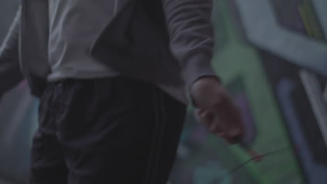 primer plano de las manos de un joven atlético mientras salta la cuerda - saltando en un paso subterráneo, en cámara lenta - sin clasificar