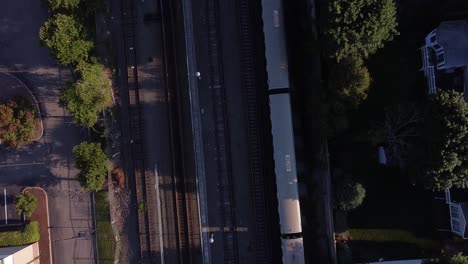 주거 지역의 역에 접근할 때 오버헤드에서 본 mbta 레드 라인 여객 열차