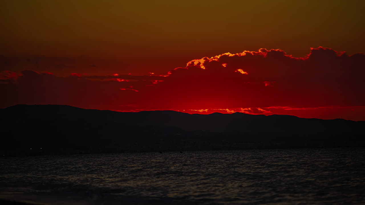 배경 에 산 들 이 있는 해변 에서 황금빛 의 일출 의 타임  ⁇ 스
