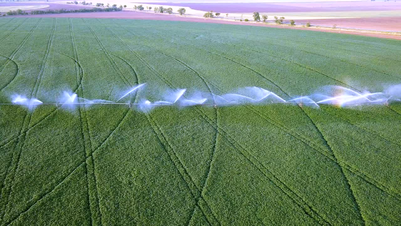 4k aéreo. volar sobre el océano, el mar con reflejo solar. composición de giro