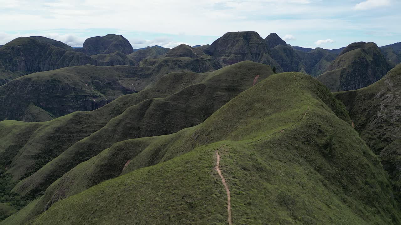 코도 드 로스 안데스 볼리비아 (codo de los andes bolivia) 는 은 산맥 경로 위에서 공중으로 올라간다.
