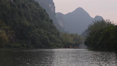 un río tranquilo que fluye a través de montañas exuberantes