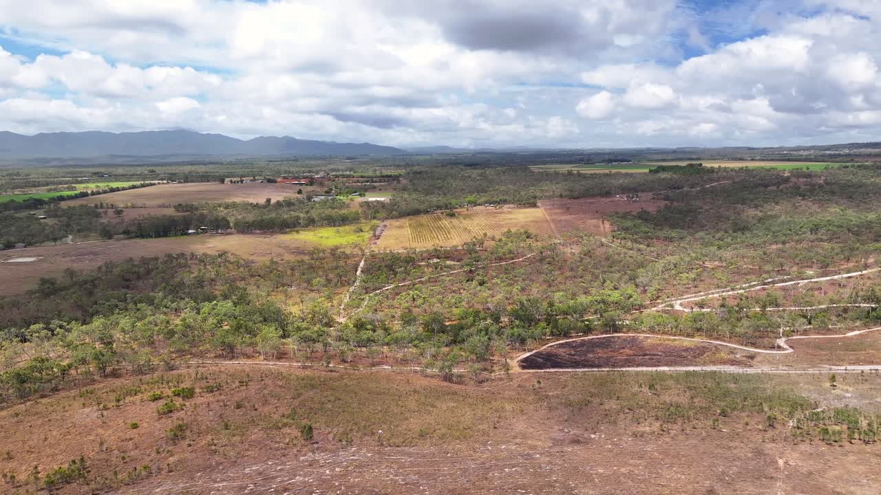 paisaje de drones rurales australianos en queensland. tierras agrícolas con campos. mareeba.