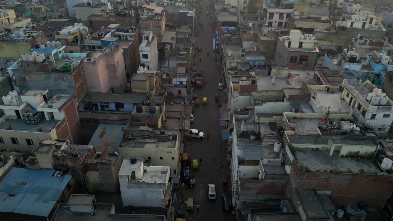 Vista aerea di strade e vie trafficate e affollate nella città di Nuova Delhi in India.