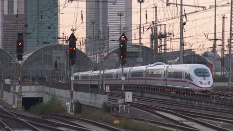 Tren-De-Hielo-Blanco-Se-Detiene-En-La-Estación-De-Tren-De-Frankfurt,-Retraso-Del-Concepto