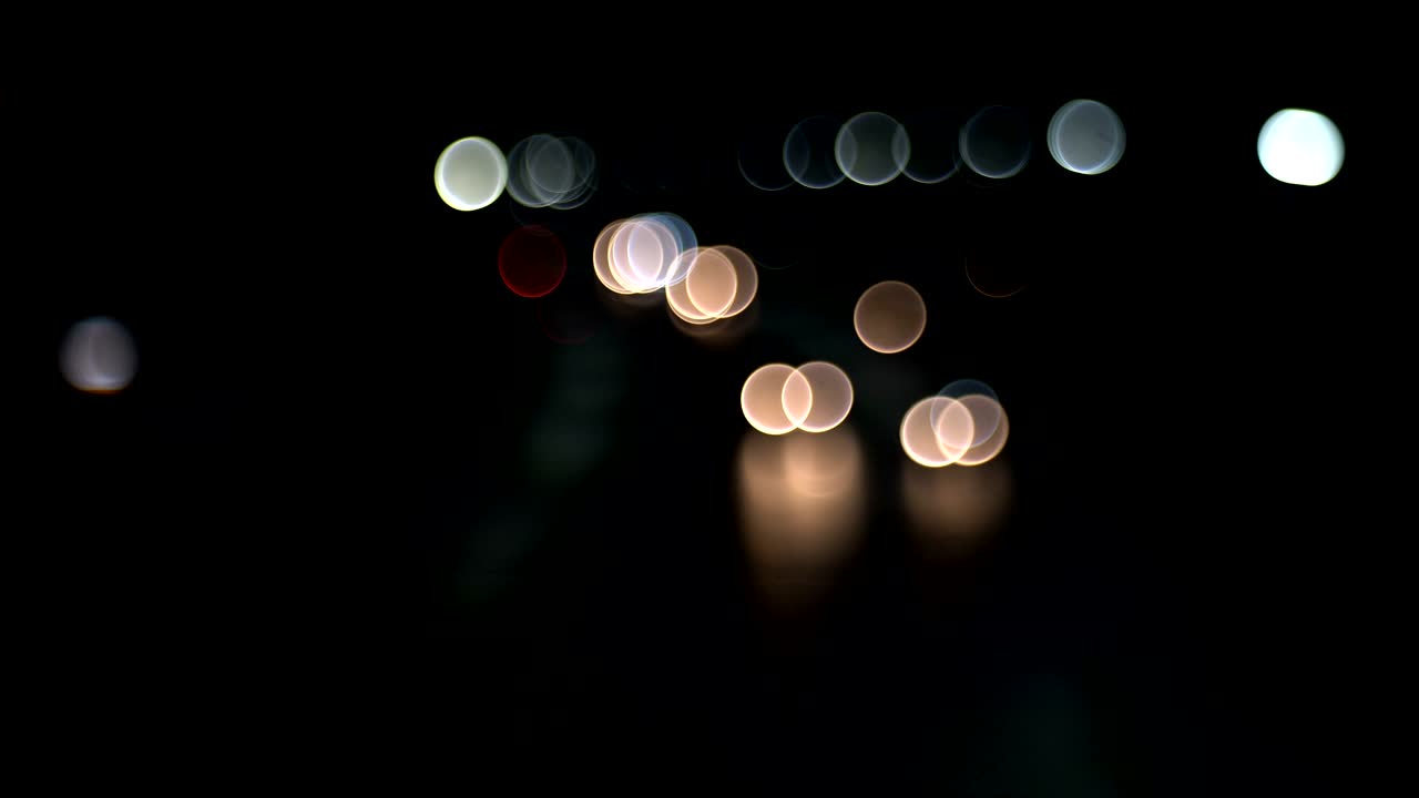 밤에 방 거리에서 교통을 운전하는 불분명하고 흐릿한 자동차, 높은 소음과 아름다운 보케.