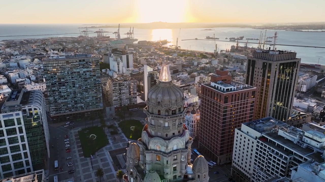 Palazzo Salvo al tramonto a Montevideo, Maldonado, Uruguay. Paesaggio del centro storico. Centro città. Skyline al tramonto. Palazzo Salvo a Montevideo, Maldonado, Uruguay. Bellissimo paesaggio urbano