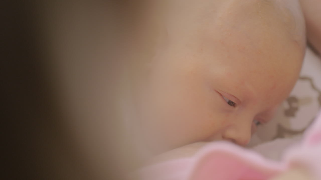 Allattamento al seno della figlia neonata.