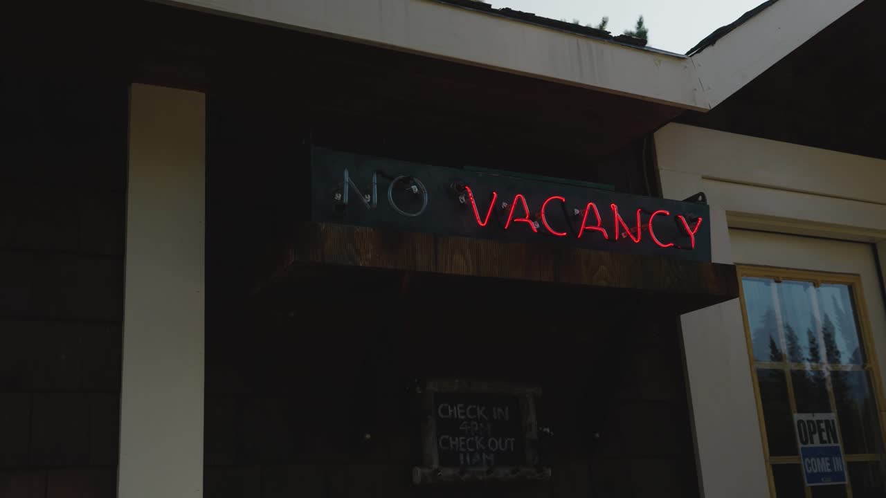 캐나다 알베르타 주 로키 마운틴에 있는 프 국립공원 (banff national park) 에 있는 존스톤 캐니언 리조트 (johnson canyon resort) 에서 낮 동안 비어 있는 곳이 없다는 네온 표지판을 찍은 사진.