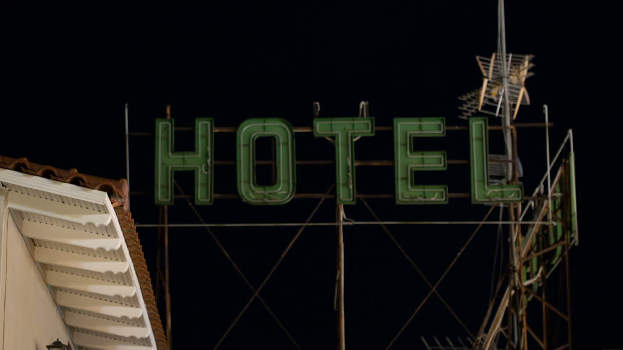 Timelapse di un'insegna di hotel che lampeggia di notte