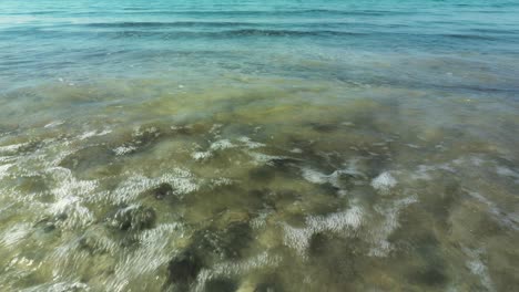 Orilla-Arenosa,-El-Lugar-Donde-La-Corriente-De-Agua-Dulce-Se-Encuentra-Con-El-Mar