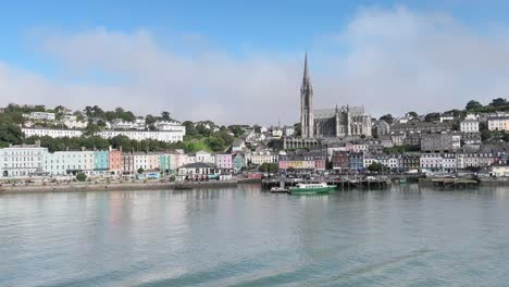 Ein-Panorama-über-Cobh-Und-Die-Kathedrale-In-Der-Mitte-An-Einem-Sonnigen-Tag,-Die-Aussicht-Vom-Schiff-Oder-Boot-Aus