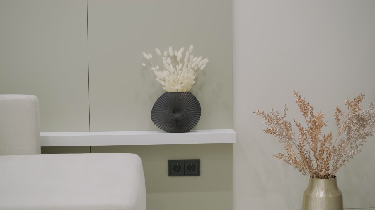 diseño y decoración de interiores modernos de sala de estar con sofá blanco en la sala de estar, mesa de comedor y sillas de madera, mostrador de cocina y armarios.