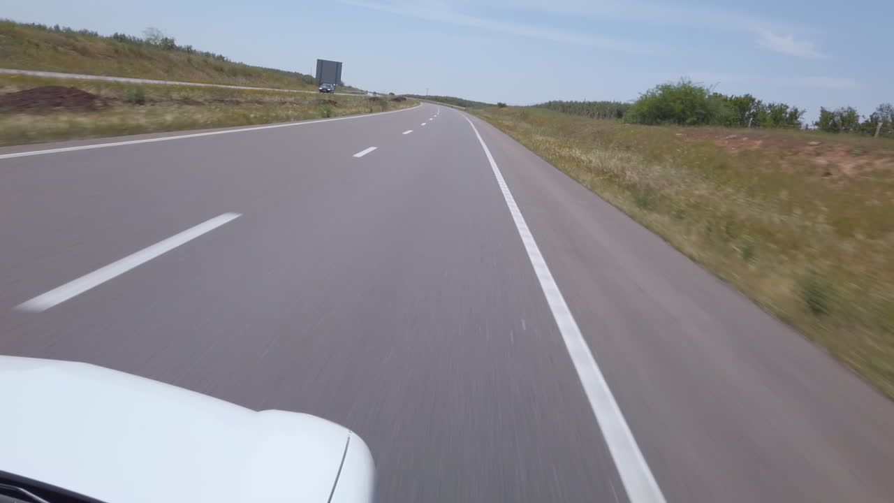 모로코 고속도로를 달리는 자동차 외부의 탁 트인 전망