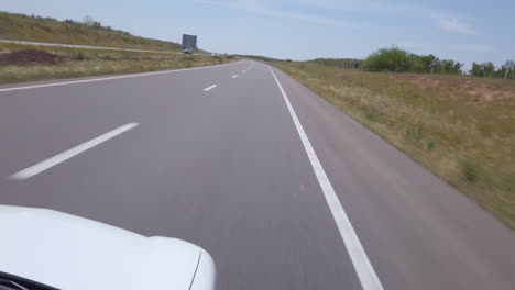 vista panorámica fuera de un automóvil circulando por una autopista en marruecos