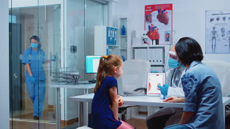 doctor explining heart functions using tablet