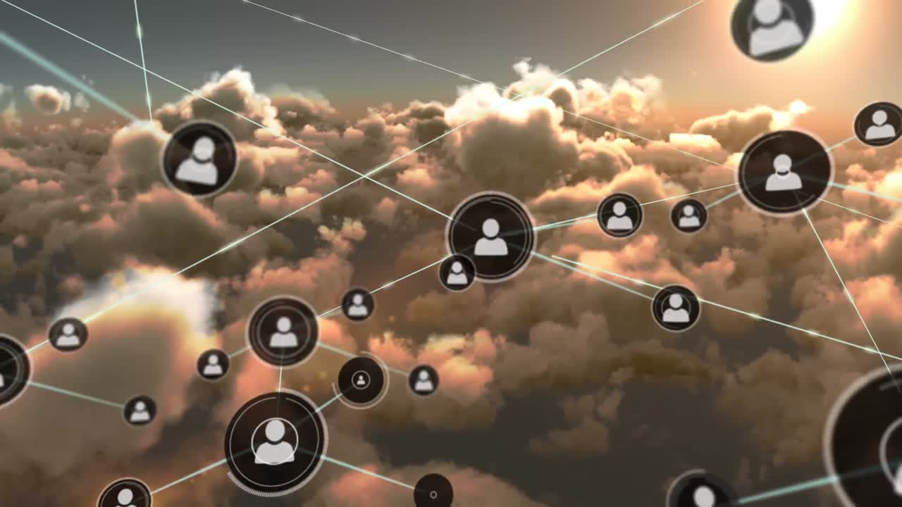 animación de la red de iconos de personas intercambiando datos sobre el cielo nublado al atardecer