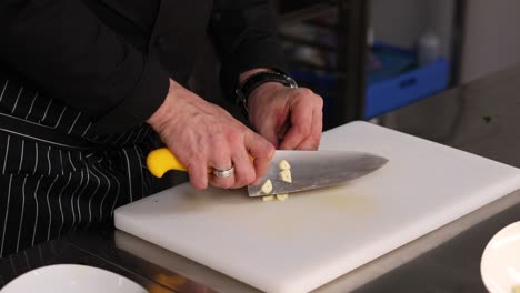el chef cortando ajo