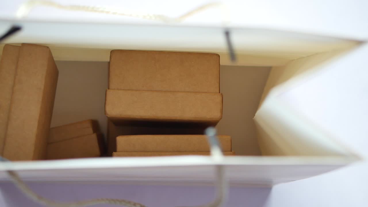 쇼핑 가방 안의 갈색 선물 상자