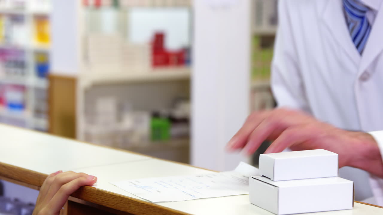 의약품을 고객에게 전달하는 약사