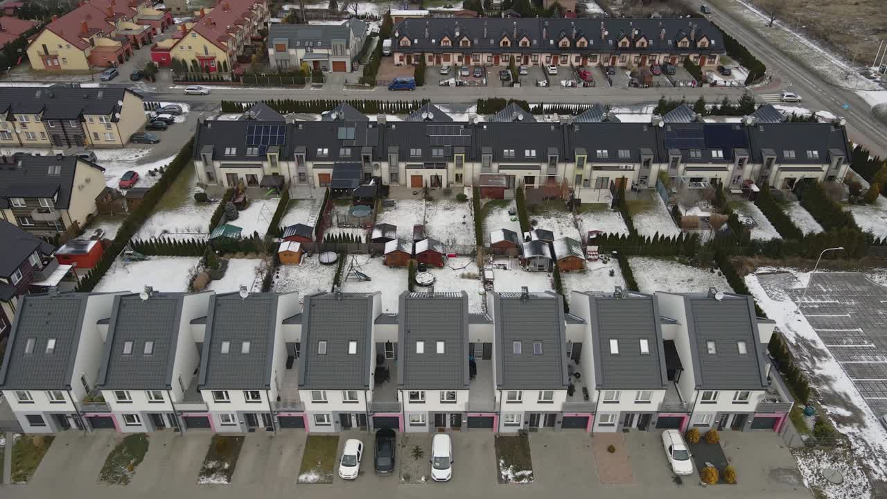 vista aérea de una pequeña ciudad europea con un moderno barrio residencial de los suburbios