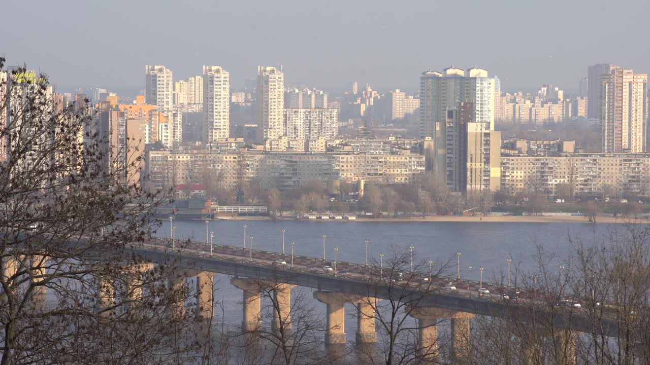 키예프 우크라이나 - 2021년 1월 11일: 키예프의 전망. 도시를 내려다보는 오래된 주거 건물.